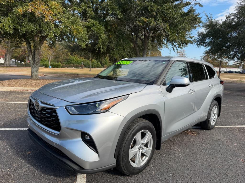 2022 Toyota Highlander LE's photo