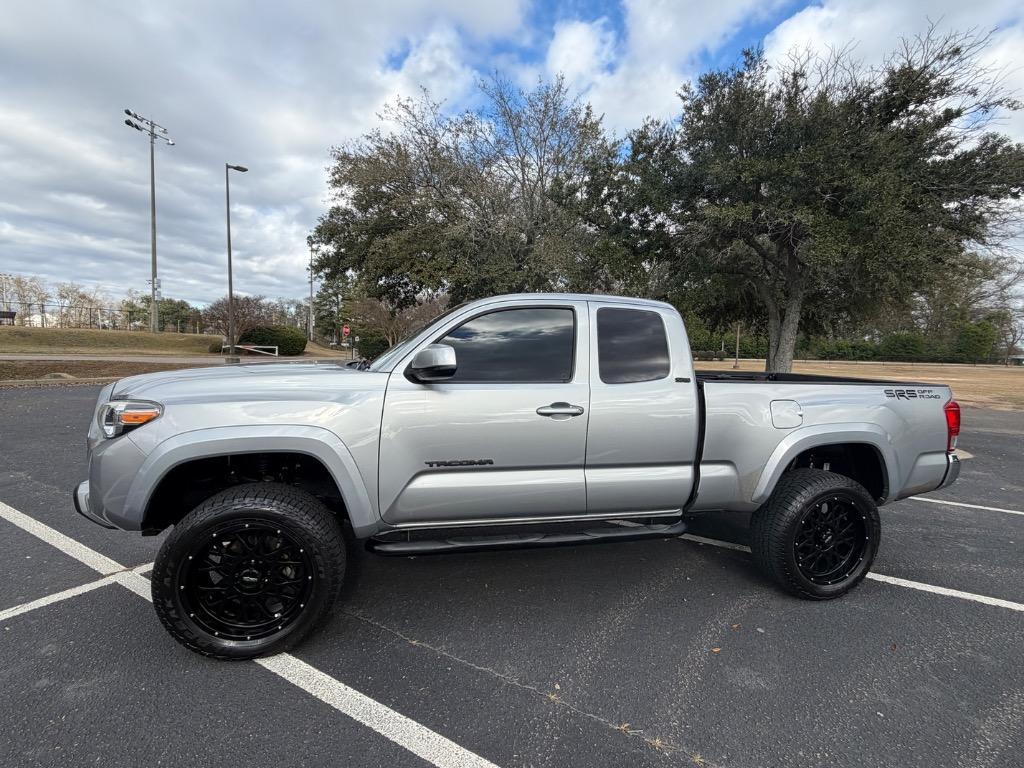 2017 Toyota Tacoma SR5's photo