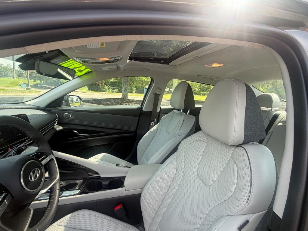 2025 Hyundai Elantra Limited - Photo 10