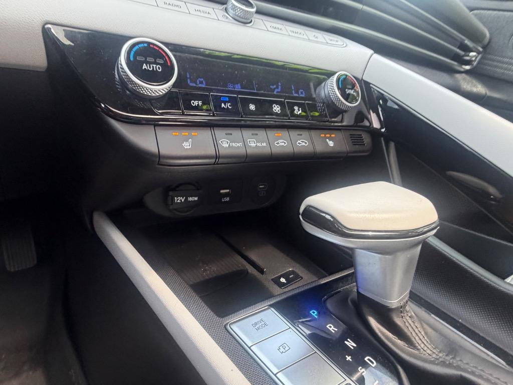 2025 Hyundai Elantra Limited - Photo 16