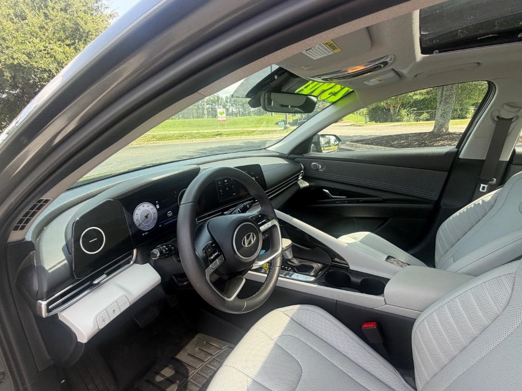 2025 Hyundai Elantra Limited - Photo 9