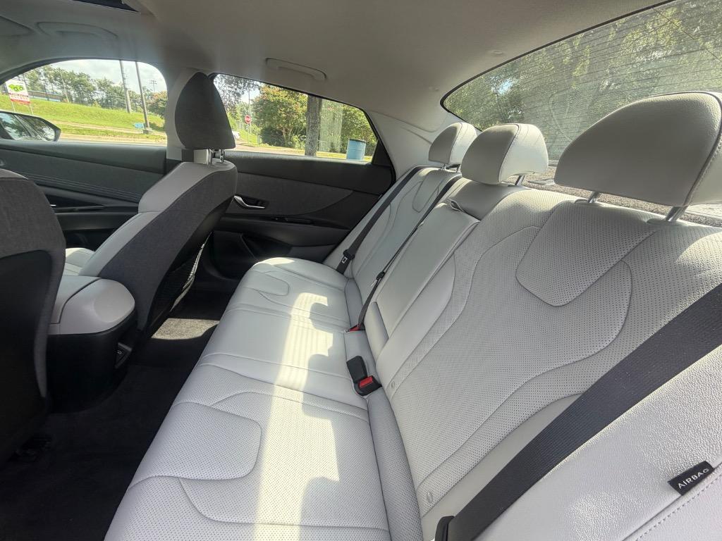 2025 Hyundai Elantra Limited - Photo 27