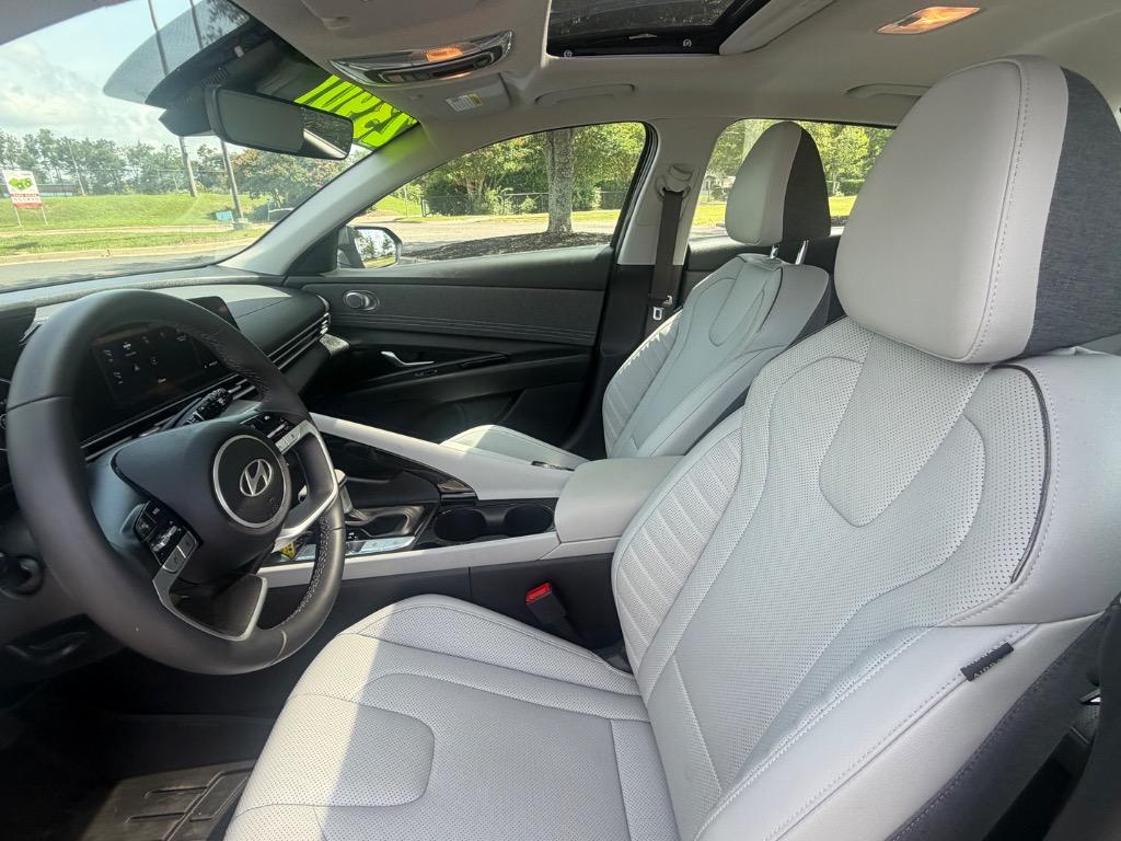 2025 Hyundai Elantra Limited - Photo 8