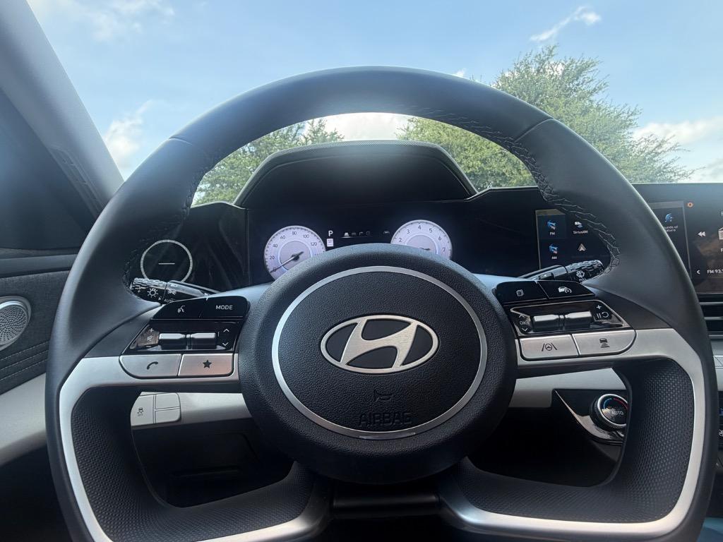 2025 Hyundai Elantra Limited - Photo 11