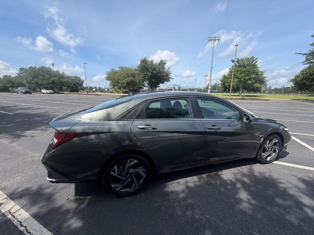 2025 Hyundai Elantra Limited - Photo 28